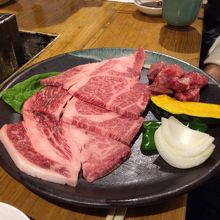 肉の日は、2500円→2200円に。このロース、美味しかった