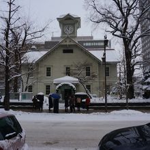 反対側の道路から