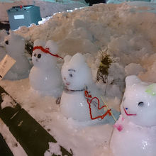 雪の季節はこんな子たちが通りでお出迎えです。