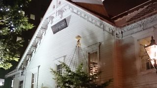 趣のある町中の時計台