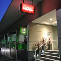 入り口は看板を目印に