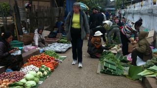 托鉢見学→朝市散策→朝食が楽しい