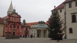 赤い見た目のカワイイ教会