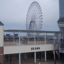 対岸の２Fからショップ越しに観覧車を望みます