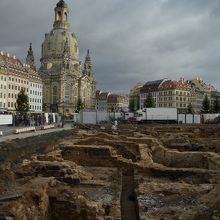 付近には遺跡発掘現場が。