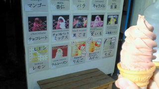 太宰府らしい「梅」味ソフトの他にも珍しい味が多数