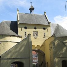 西側（外側）から見た門