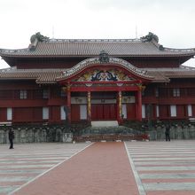 御庭から見た正殿