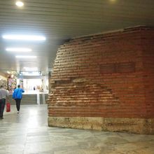 地下街の壁が、遺跡のレンガ造り。