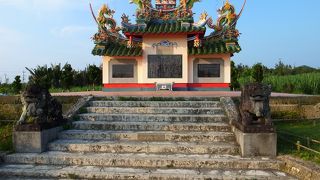 一見鮮やかなお墓