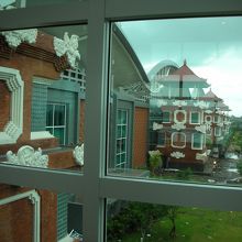 窓からはゴミも見えますね。