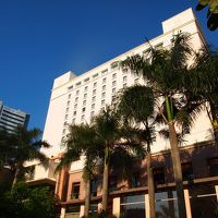 サイゴン川を向いて建ってます