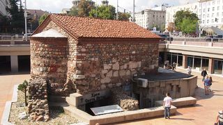 街中にある半地下教会　聖ペトカ地下教会