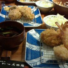 手前は盛り合わせ定食　2,415円