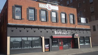 昼も夜も音楽を楽しみながら飲食できるお店です