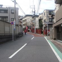 朱の壁が大黒様のお寺さんです