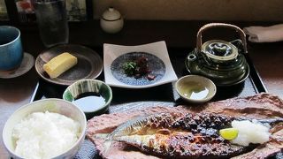 季節の焼き魚二種盛りの銀シャリ御膳が美味しいです。