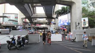 周辺の道路は封鎖されているが駅は利用可能
