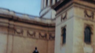 広場にはルソーの銅像も。