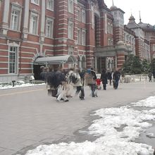 ３日前の雪が残る駅舎前。