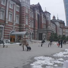 駅舎前の残雪。人通りは少ない。