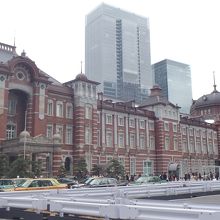 少し離れたところ。客待ちのタクシー以外には車の往来はまばら