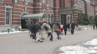 祝日の午後、雪の残る丸の内口は人影まばら