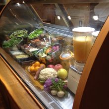 野菜とドレッシングを注文して自分味に