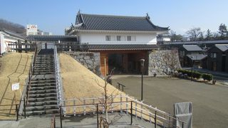 復元された甲府城の立派な城門