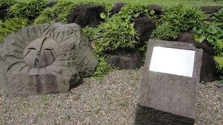 少し小ぶりなモヤイ像