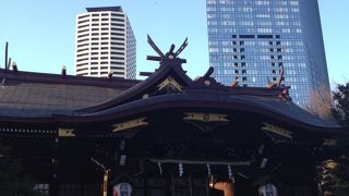 新宿中央公園に隣接