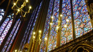 パリ最古のステンドグラス「ゴシックの宝石」に囲まれてコンサート