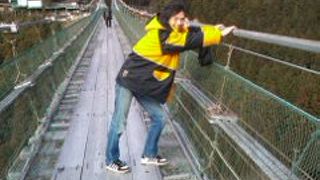 数人が一緒に渡るとスリルを超える！