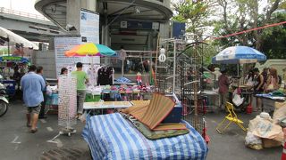 周辺の道路は封鎖されているが駅は利用可能