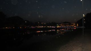 すごい人と車、安全に気をつけて！