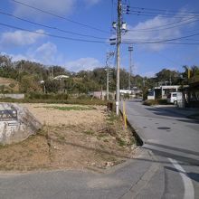 交差点にある碑です。