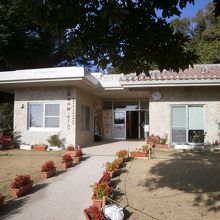 こちらで入場券を提示して、ビデオを見ます。