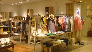 綺麗な服が揃っています