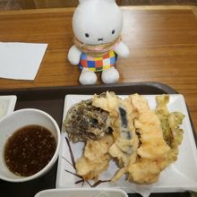 天ぷらです。天ぷらの具材に岩海苔もありました。