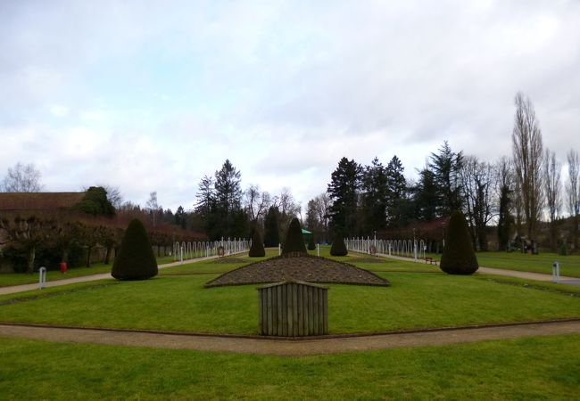 バラが咲き誇る小さな公園
