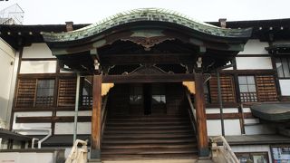 一段高い場所に建つ本堂の迫力もあるし、特徴的です