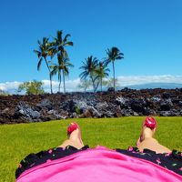 部屋の前の庭　溶岩＆ゴルフ場ビュー　芝生がふかふかで気持ち良