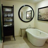 広いバスルームと大きなバスタブ