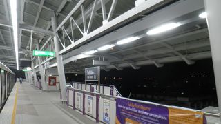 大きな仏塔が眺められる