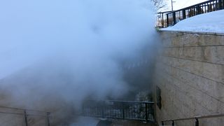 約3時間ごとに80℃のお湯が約8ｍも噴き出る