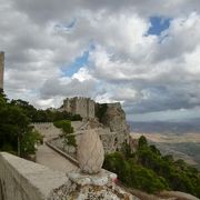 エリーチェの廃墟と化した古城「Castello di Venere」（ヴィーナス城）から絶景を眺められます