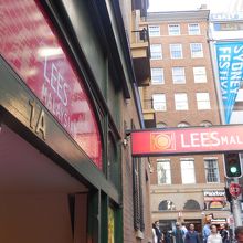 街中のこの看板が目印