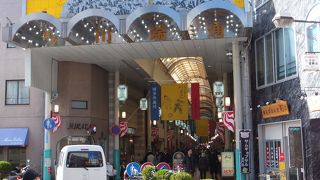 アーケードがあるので雨の日のショッピングも大丈夫
