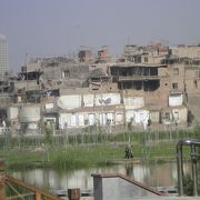 旧住宅街の廃墟のように見える吐曼河沿いに見える高台民居
