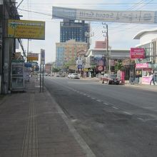 ドルフィンサークルを背に朝のセカンドロードを歩いてます